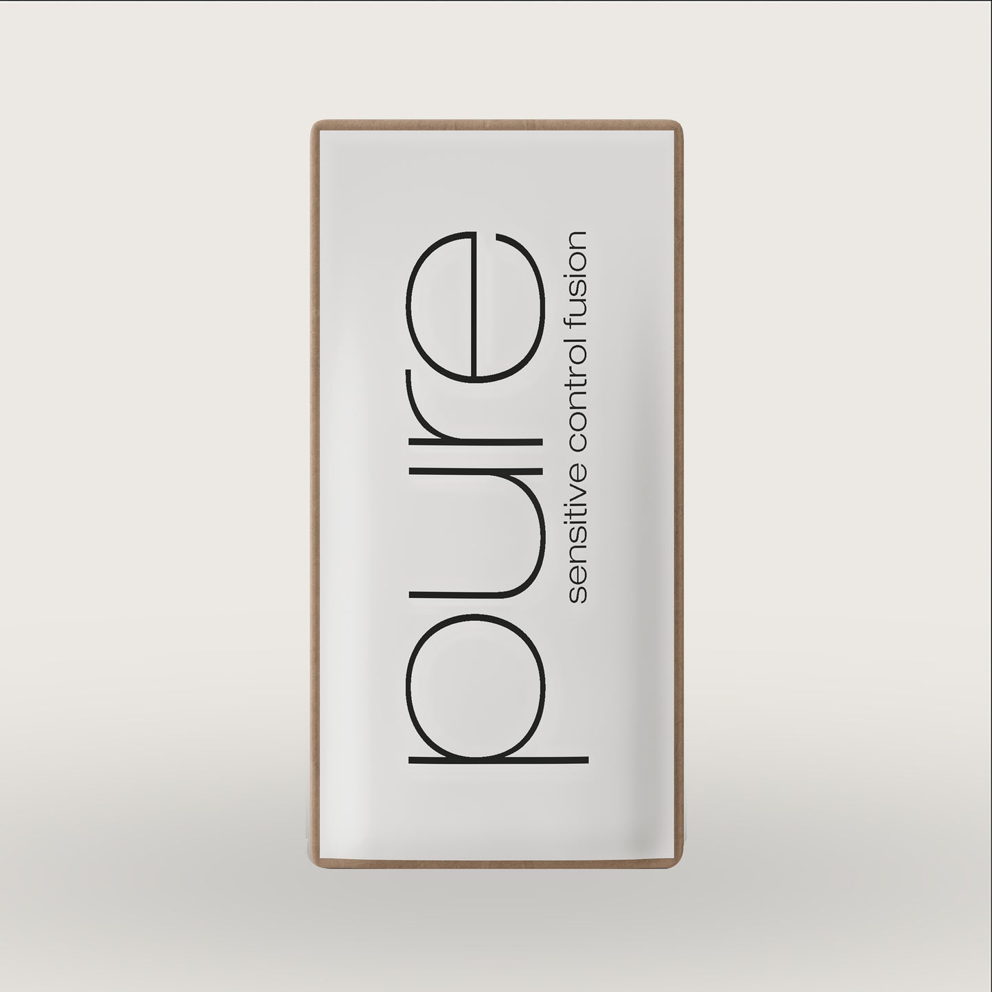 Bustina del prodotto pure sensitive control fusion su sfondo beige.
