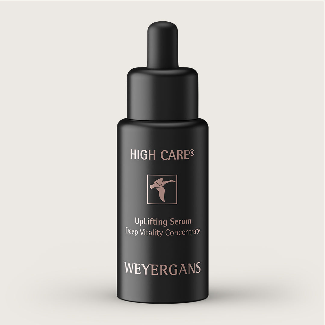 Flacone di siero nero con contagocce, su cui sono incise le scritte "High Care" e "Weyergans" su sfondo beige.