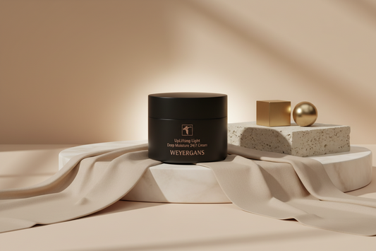 Dettaglio texture Uplifting Light Weyergans High Care su sfondo bianco.