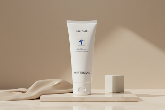 Dettaglio texture Zimt Creme Weyergans High Care su sfondo bianco.