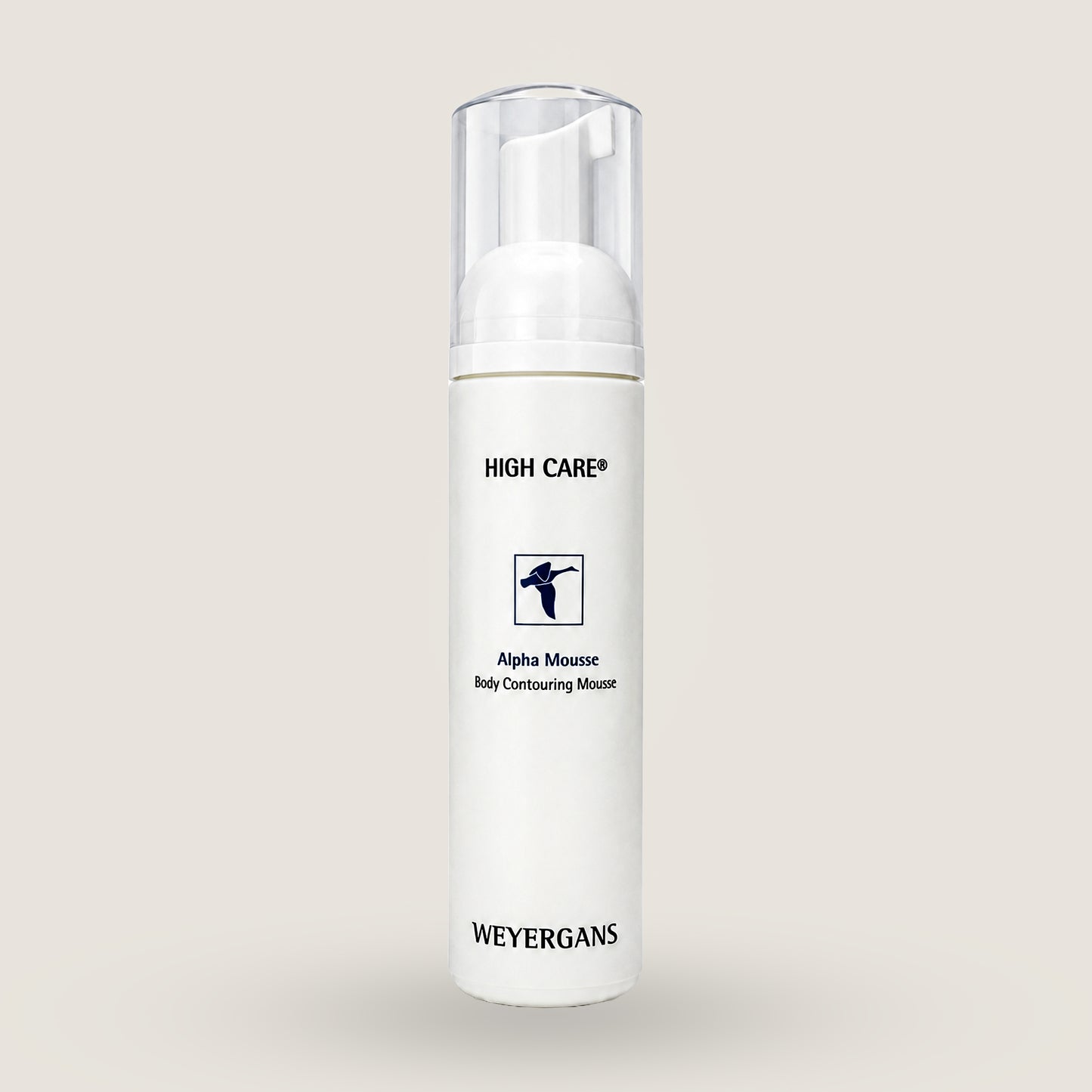 Bottiglia di Weyergans Alpha Mousse su sfondo beige.