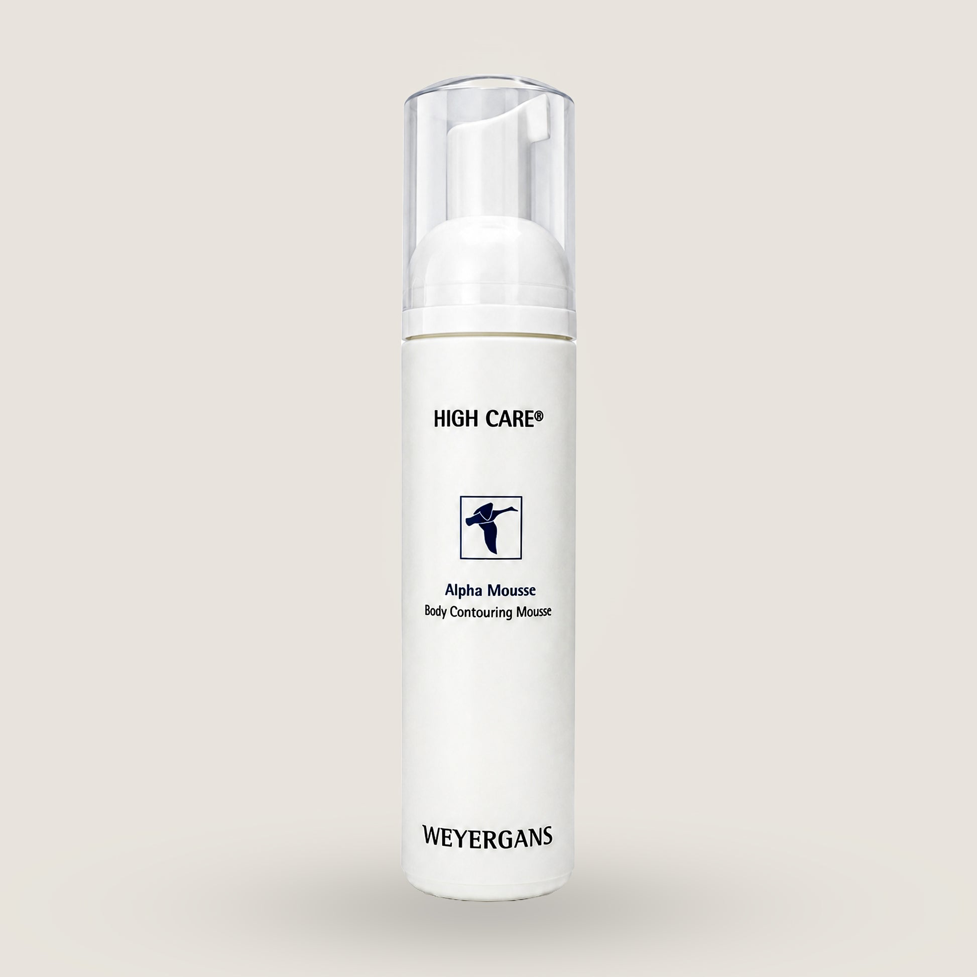 Bottiglia di Weyergans Alpha Mousse su sfondo beige.