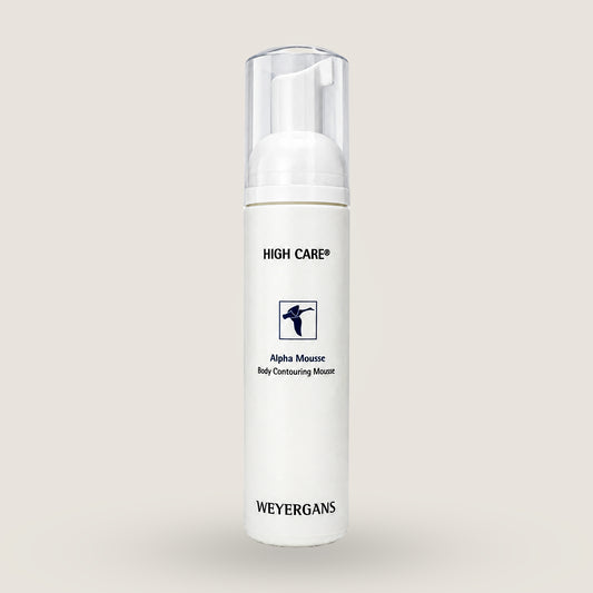 Bottiglia di Weyergans Alpha Mousse su sfondo beige.