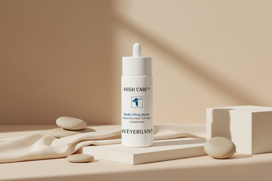 Dettaglio texture Body Lifting Serum Weyergans High Care su sfondo bianco.