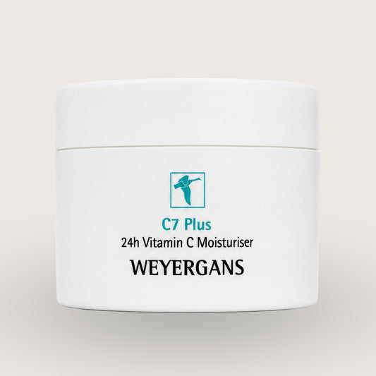 Vasetto di crema idratante Weyergans High Care C7 Plus su sfondo beige.