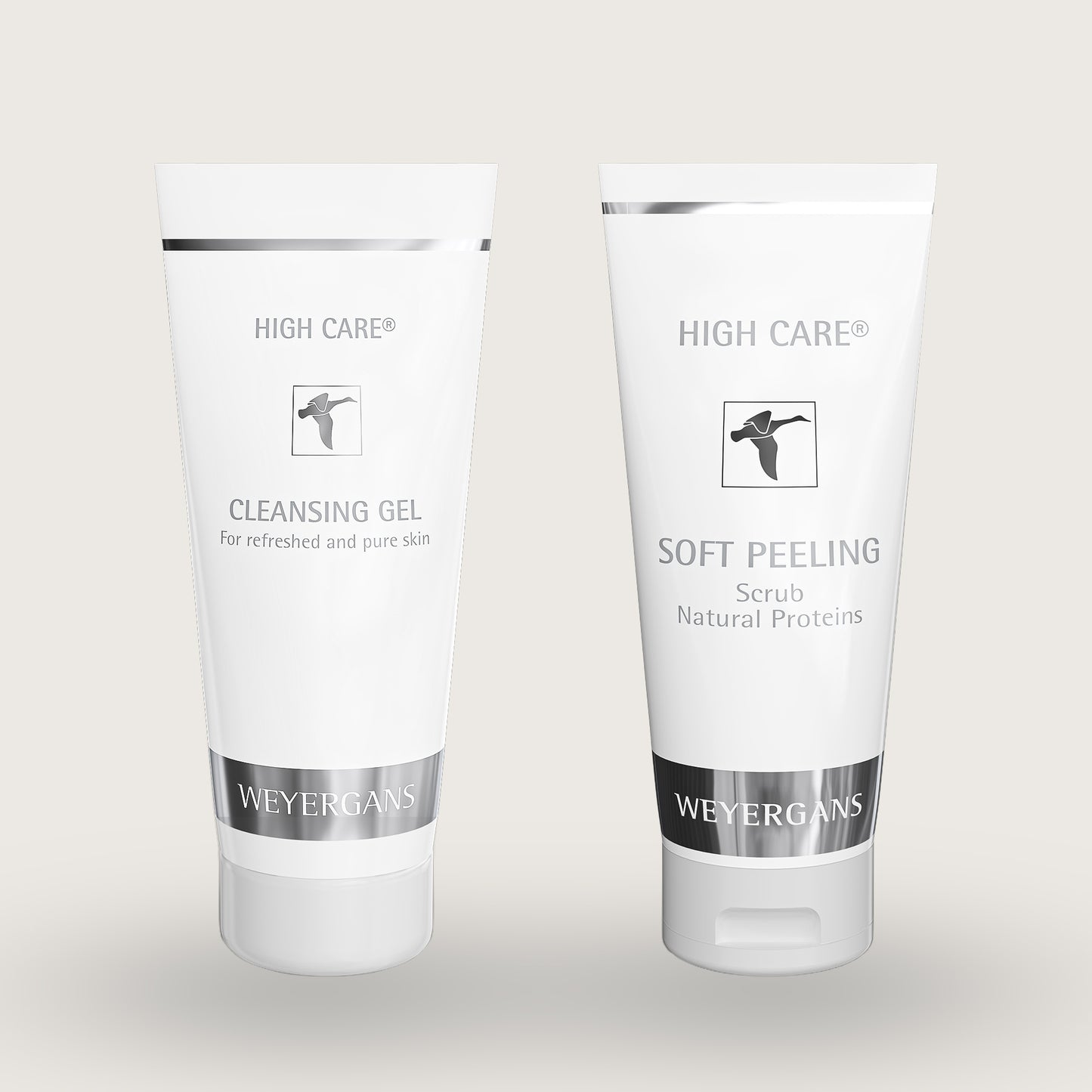 Flaconi di Weyergans Cleansing gel e Soft Peeling su sfondo beige.