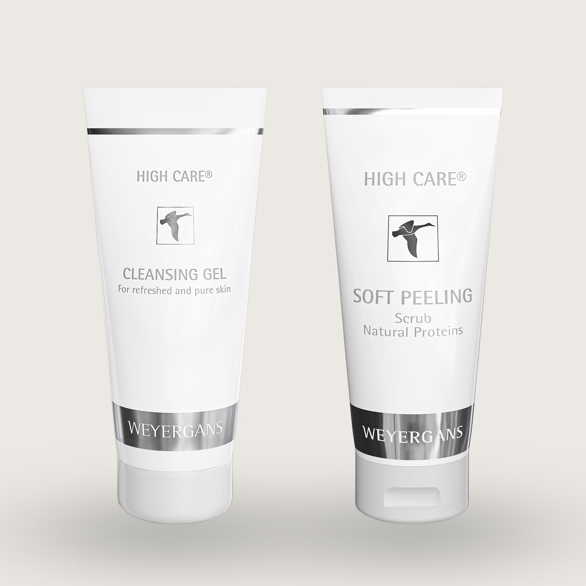 Flaconi di Weyergans Cleansing gel e Soft Peeling su sfondo beige.