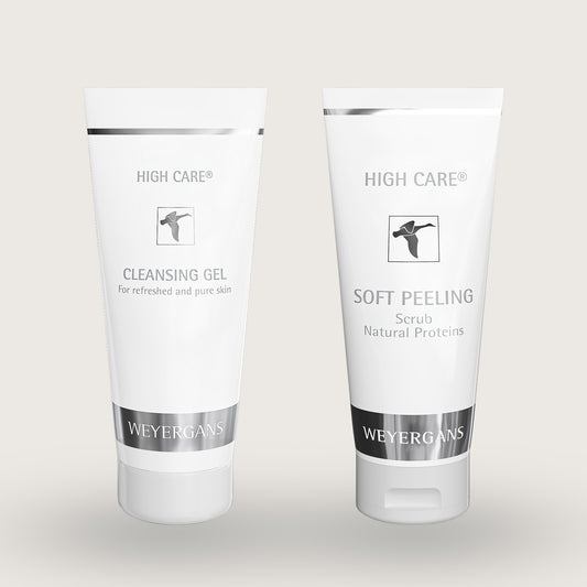 Flaconi di Weyergans Cleansing gel e Soft Peeling su sfondo beige.