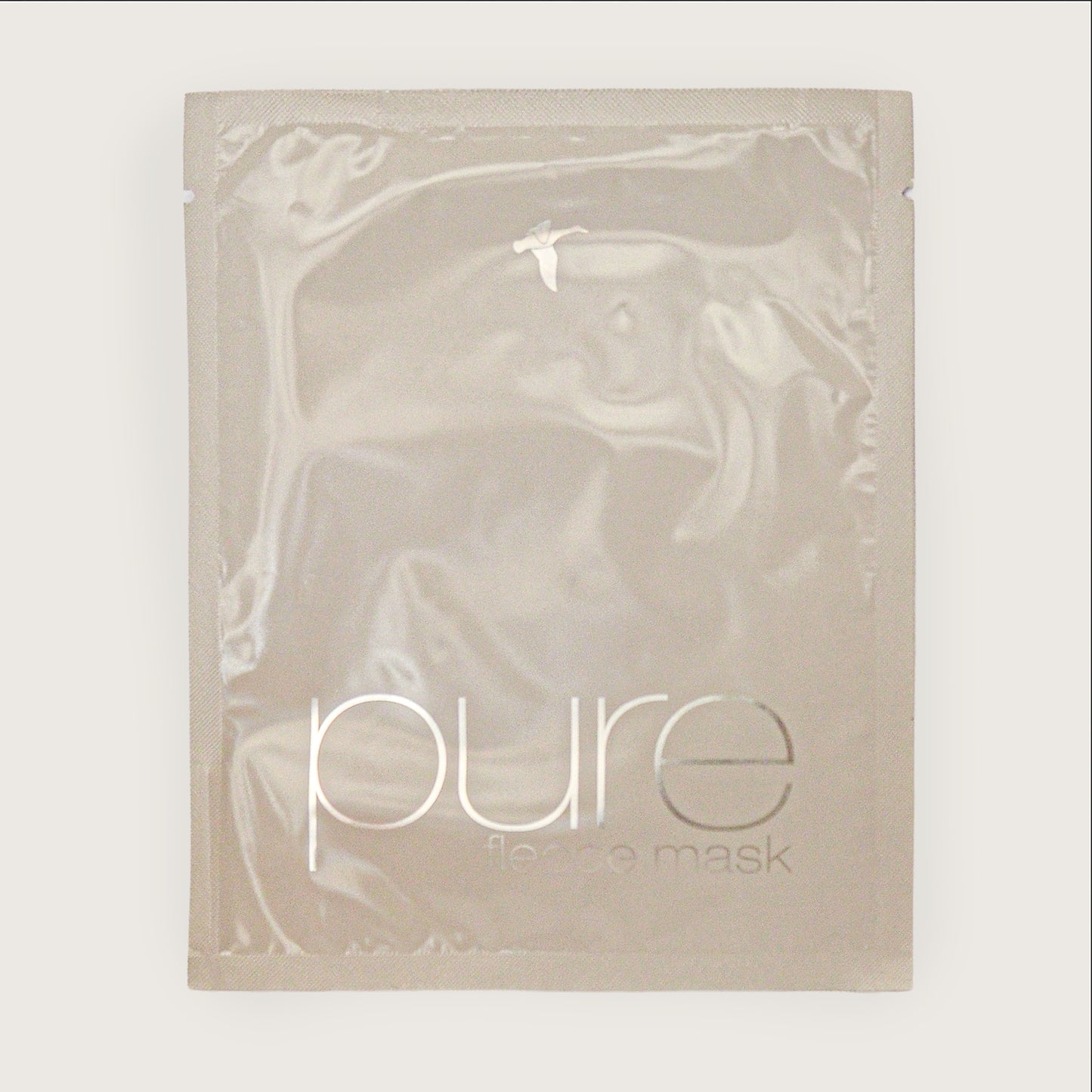 Confezione di mascherine in pile bianco con il marchio "pure" su sfondo beige.