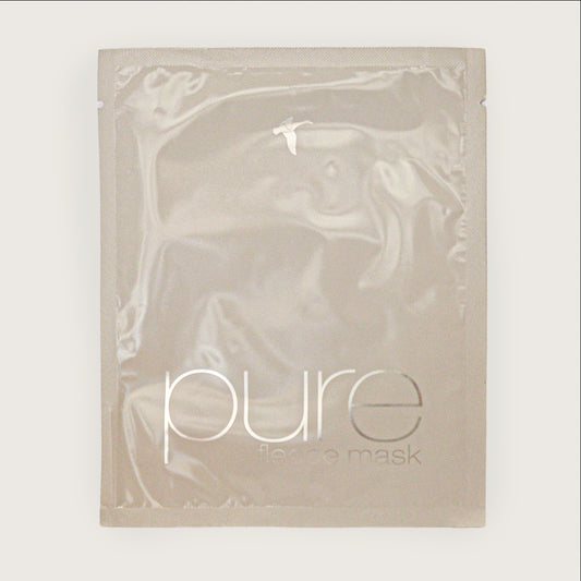 Confezione di mascherine in pile bianco con il marchio "pure" su sfondo beige.