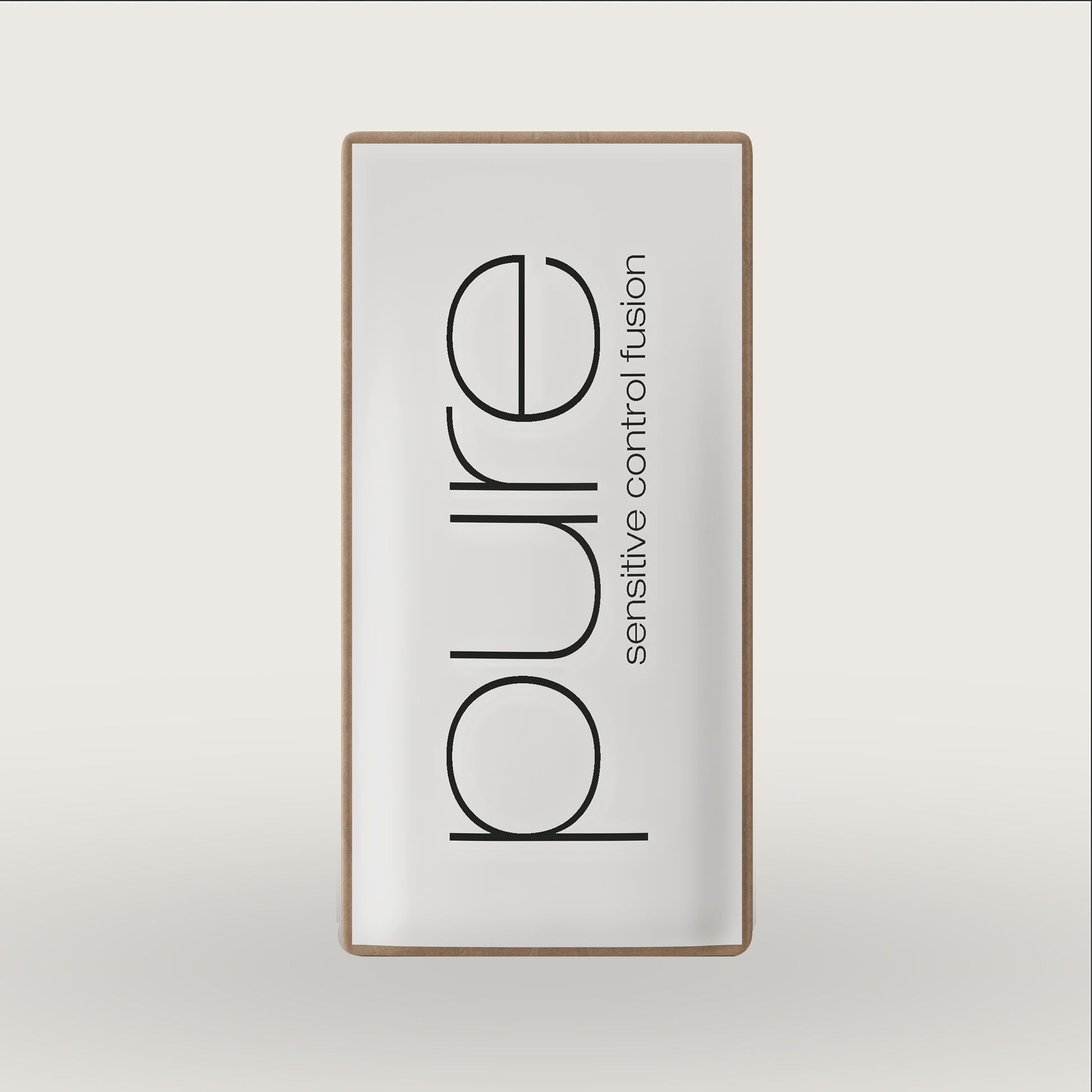 Bustina del prodotto pure sensitive control fusion su sfondo beige.