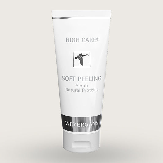 Tubetto di scrub esfoliante delicato High Care di Weyergans su sfondo biege.