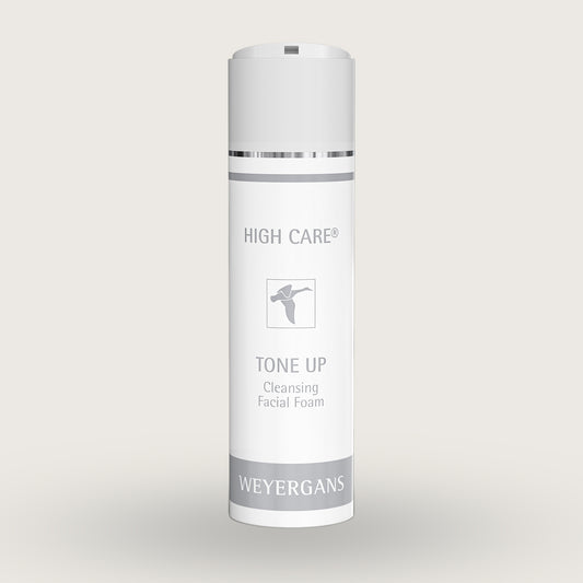 Flacone di schiuma detergente viso Weyergans High Care Tone Up su sfondo beige.