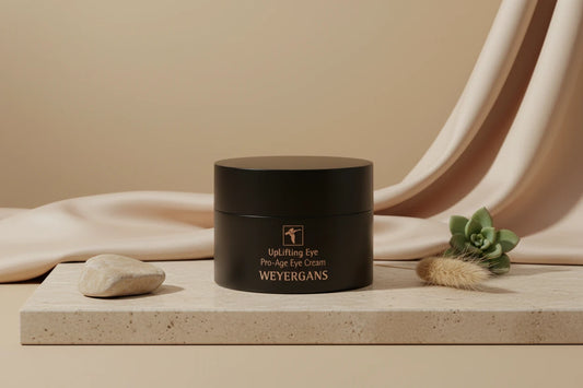 Dettaglio texture Uplifting Eye Weyergans High Care su sfondo bianco.
