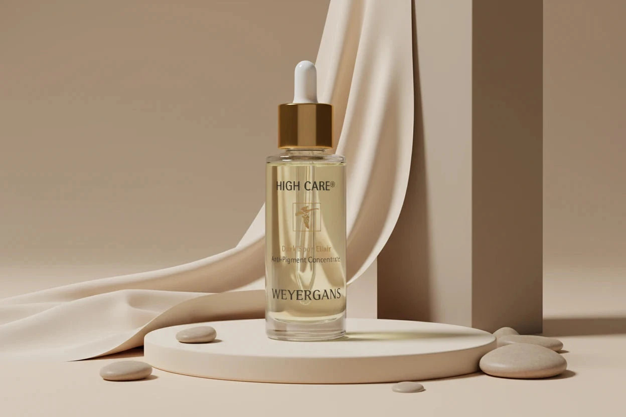 Flacone di siero per la cura della pelle con contagocce su una base beige contro uno sfondo beige tenue