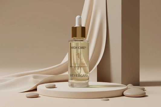 Flacone di siero per la cura della pelle con contagocce su una base beige contro uno sfondo beige tenue