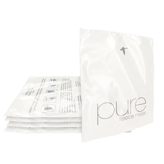 Confezione di mascherine in pile bianco con il marchio "pure" su sfondo bianco.