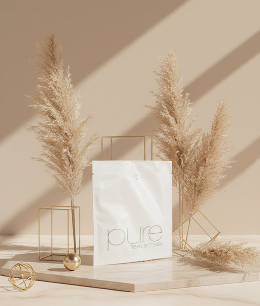 Dettaglio Pure Fleece Mask Weyergans High Care su sfondo bianco.