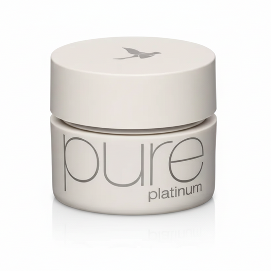 Vasetto di crema "platino puro" su sfondo bianco