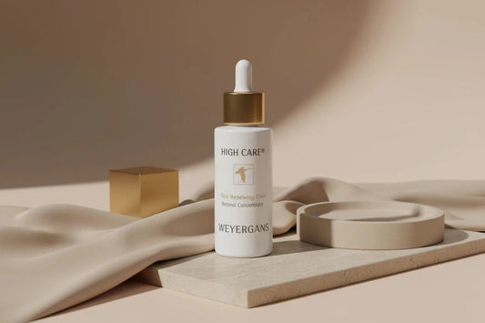 Dettaglio texture Skin Renewing Elixir Weyergans High Care su sfondo bianco.