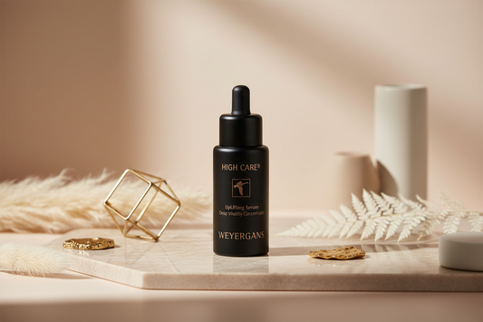 Dettaglio texture UpLifting Serum Weyergans High Care su sfondo bianco.
